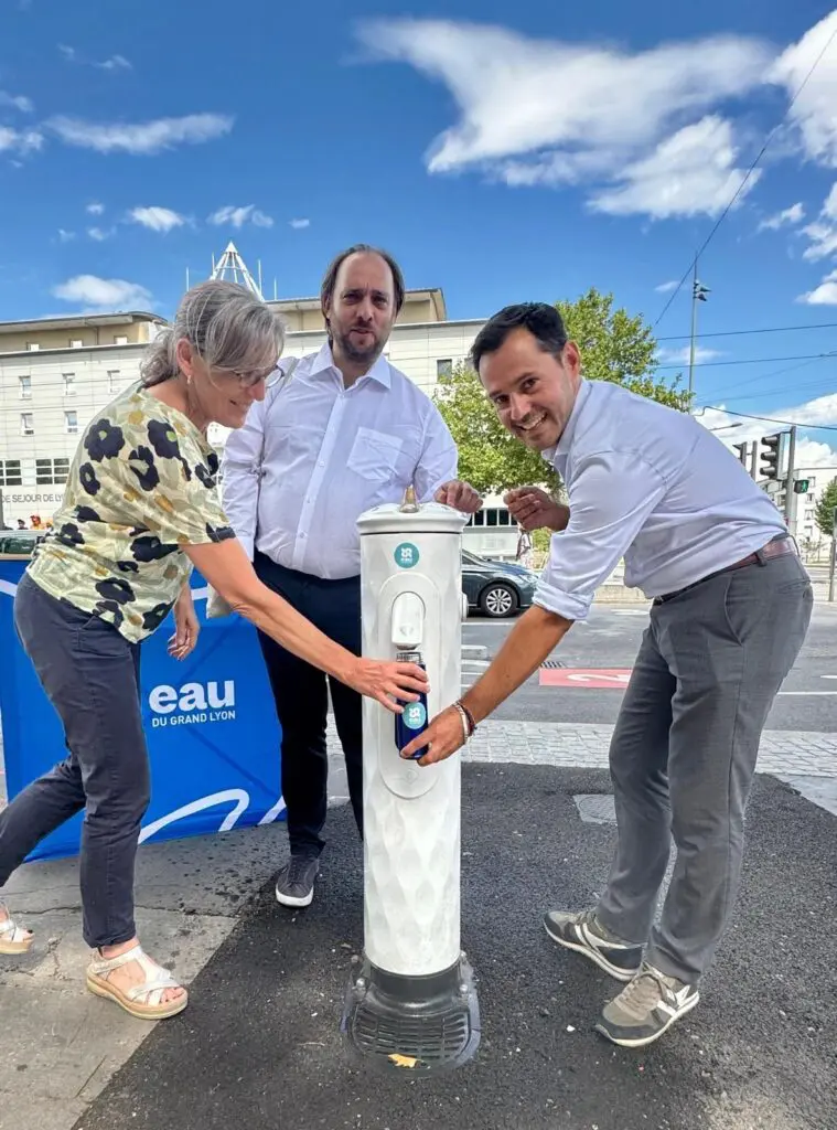 Les élus inaugurent une borne fontaine Lyon