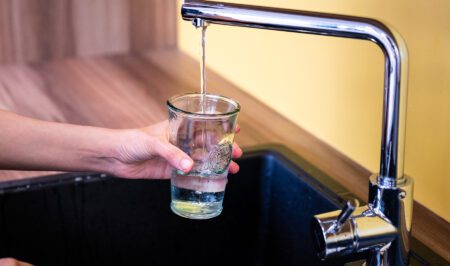 L&rsquo;eau de mon robinet n&rsquo;a pas son aspect ou son goût normal. Que faire ?